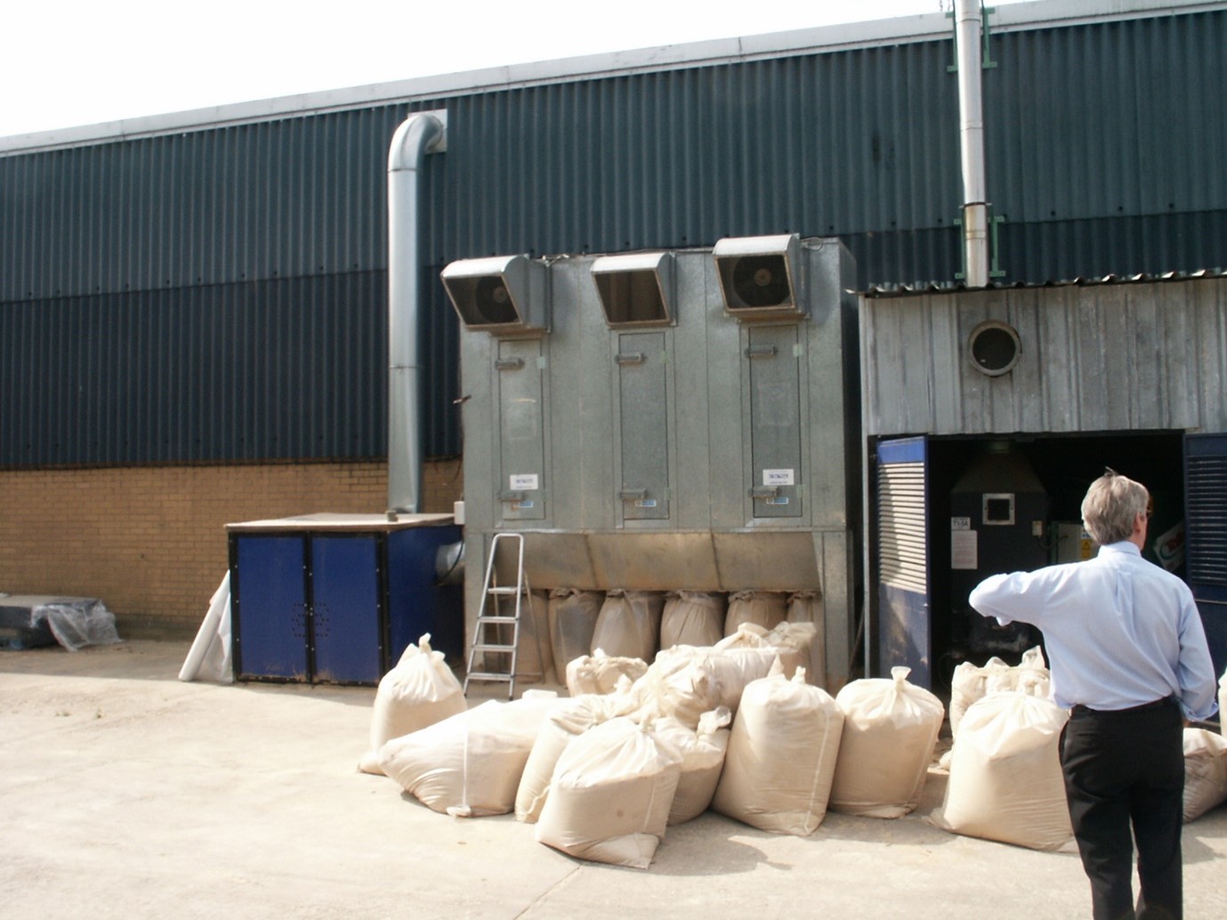 floor mounted bag extraction system